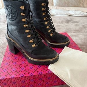 Black Heeled Boots with Chunky Heel and Lace-Up Design